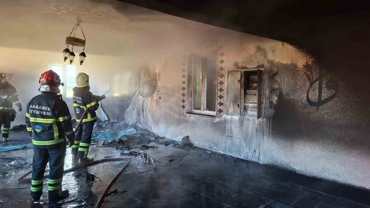 Sakarya'da ibadete yeni açılan camide çıkan yangın söndürüldü