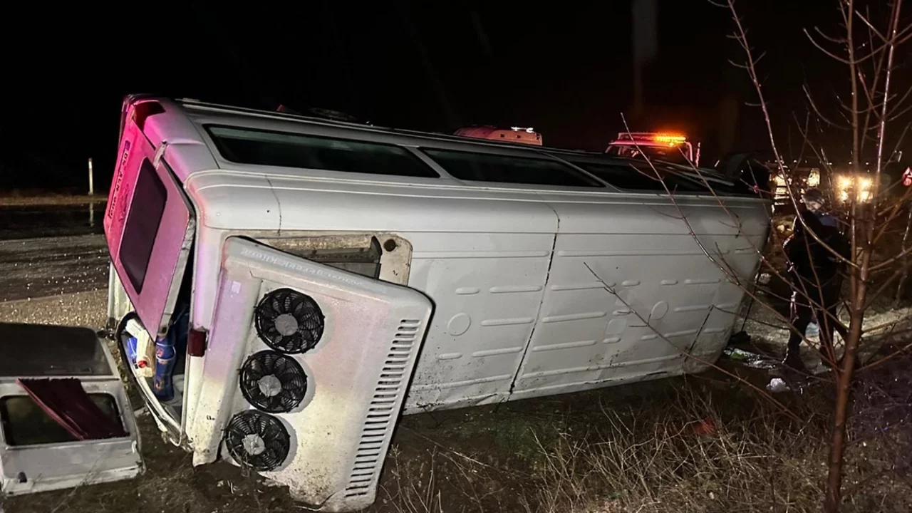 İşçi servisi şarampole devrildi: Çok sayıda yaralı