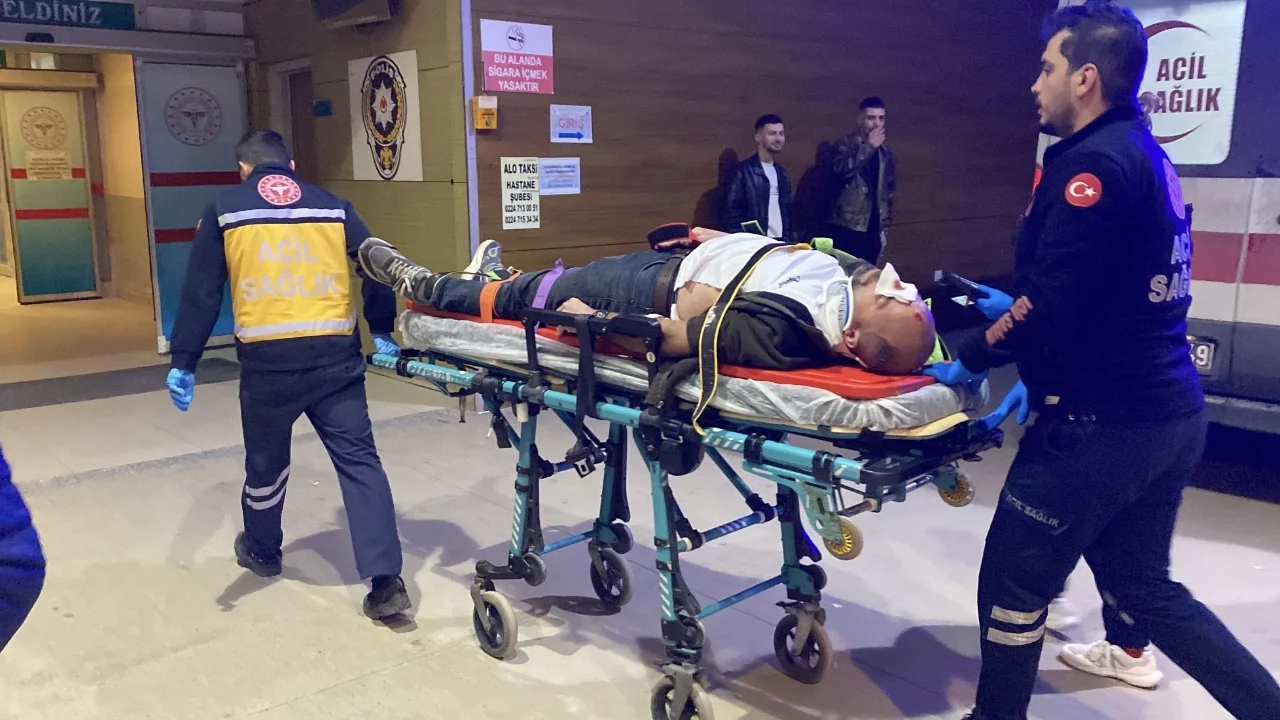 Bursa'da kamyonun kasasından düşen işçi yaralandı