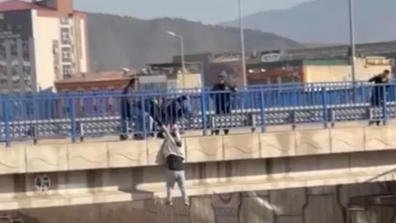 Köprüde can pazarı: Tutunamayınca yere düştü
