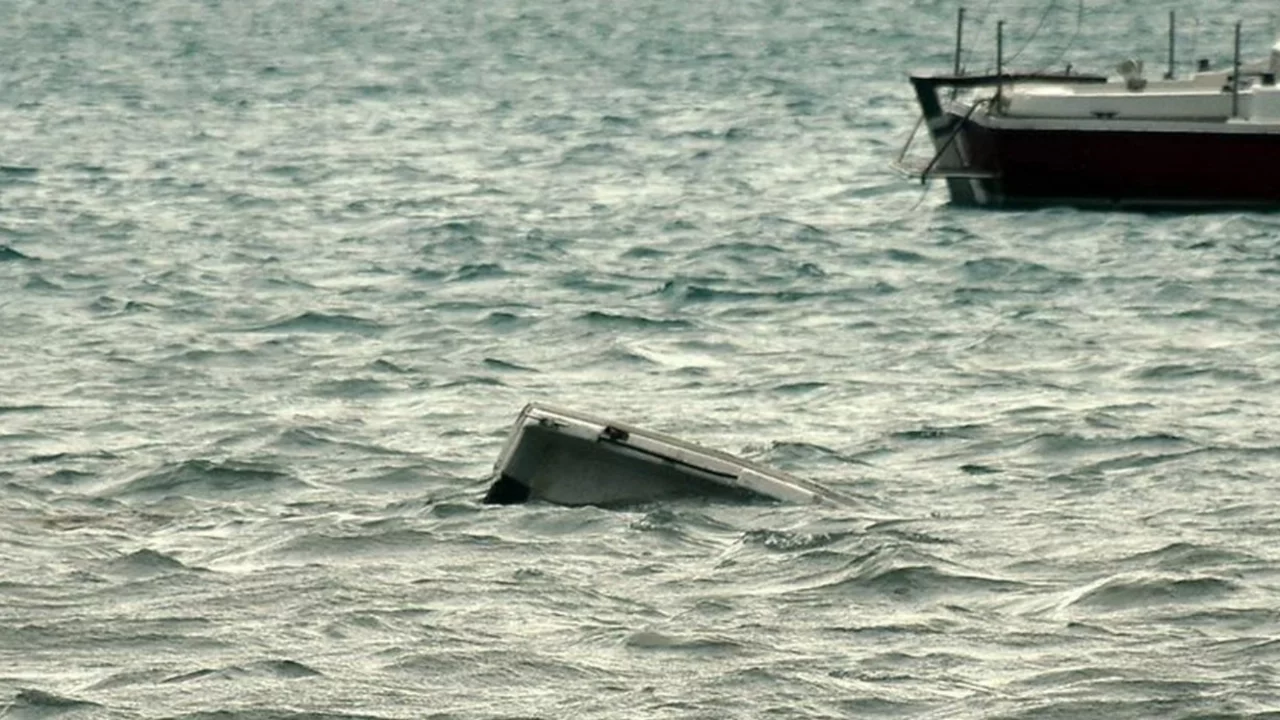 Girit açıklarında göçmen teknesi battı: Ölüler var