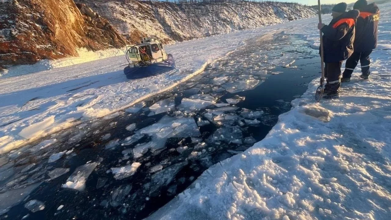 Rusya'da Baykal Gölü'nde buz altına giren tur aracındaki 8 kişi öldü