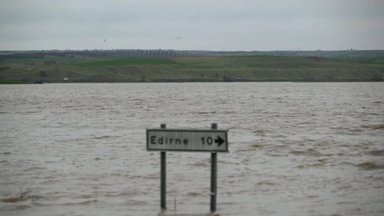 Edirne'de tarihi köprüler kapatıldı, yüzlerce dönümlük alan sulara gömüldü!