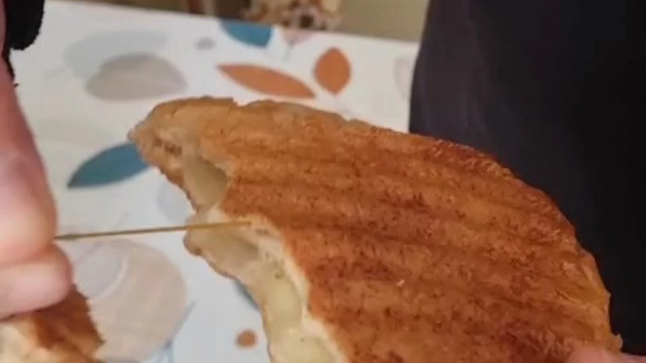 Bursa'da vatandaşın aldığı ekmeğin içinden lastik çıktı!