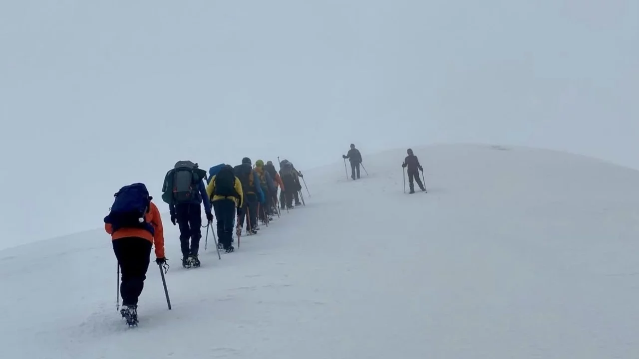 Uludağ'ın zirvesindeki donmuş Türk Bayrağını dağcılar yeniledi