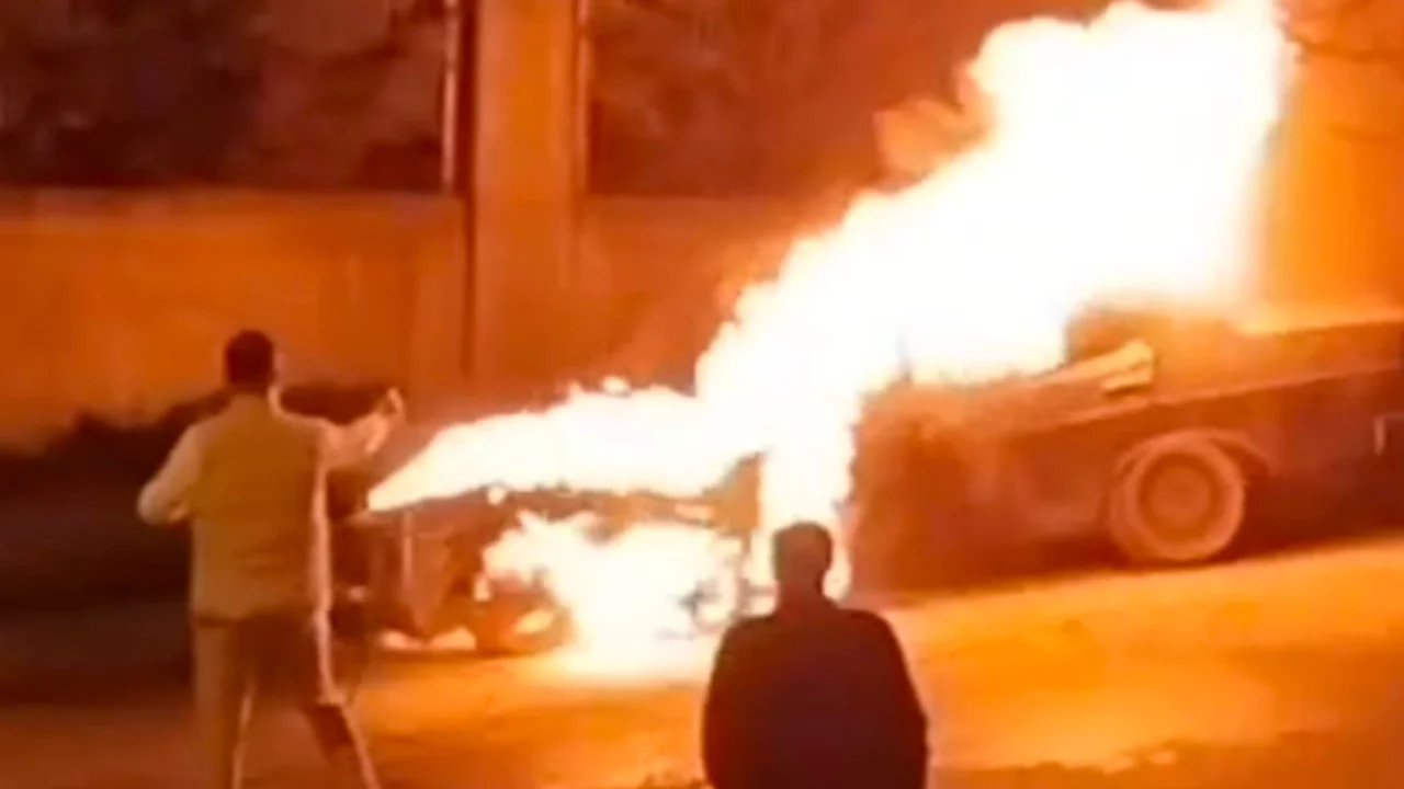 İstanbul'da park halindeki otomobil alev alev yandı