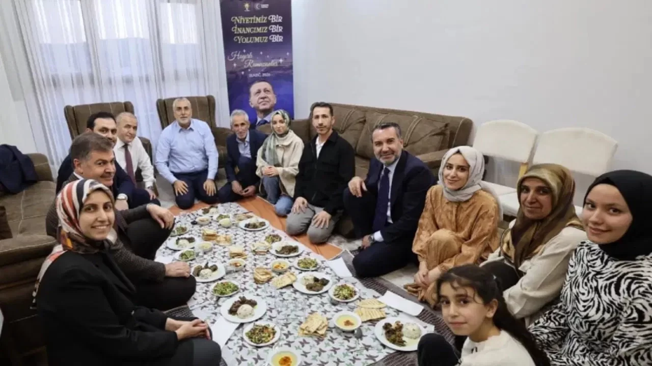 Bakan Işıkhan'ın iftar ziyaretinde tartışma yaratan görüntü