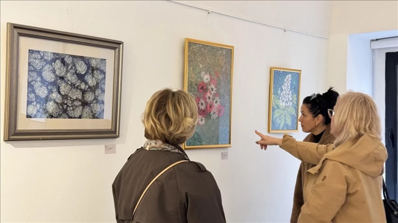 "Suya Yazılan" ebru sergisi Bağımsız Sanat Vakfı'nda sanatseverlerle buluştu