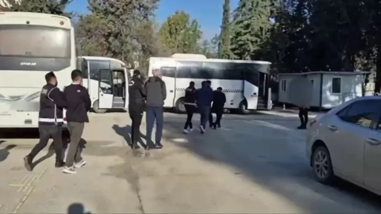 Milyonluk rüşvet havuzu kuran gümrük çetesine darbe!