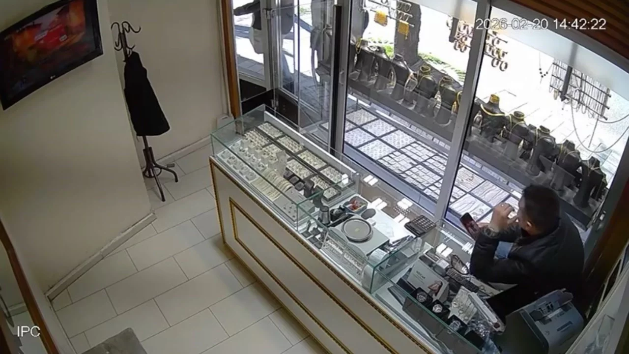 Bursa'da silahla kuyumcuyu soymaya çalışan şüpheli yakalandı!