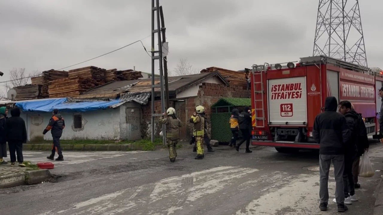 İstanbul'da 3 katlı binanın çatısı alev alev yandı
