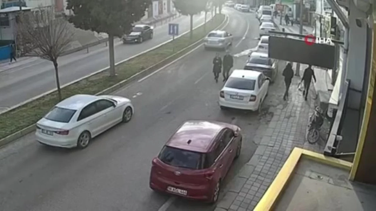 Mardin'de bir aracın kadın öğretmene çarptığı anlar kamerada