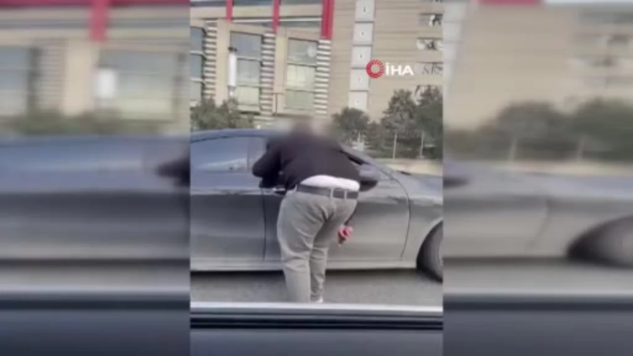 İstanbul'da otomobil sürücüsünü bıçakla tehdit eden minibüs şoförü tutuklandı