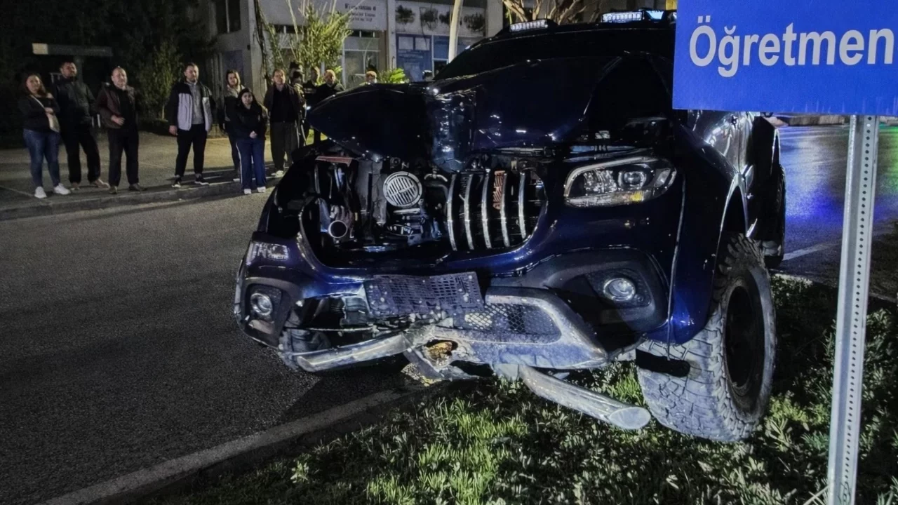 Antalya'da kamyonet refüje çıktı: 2 yaralı