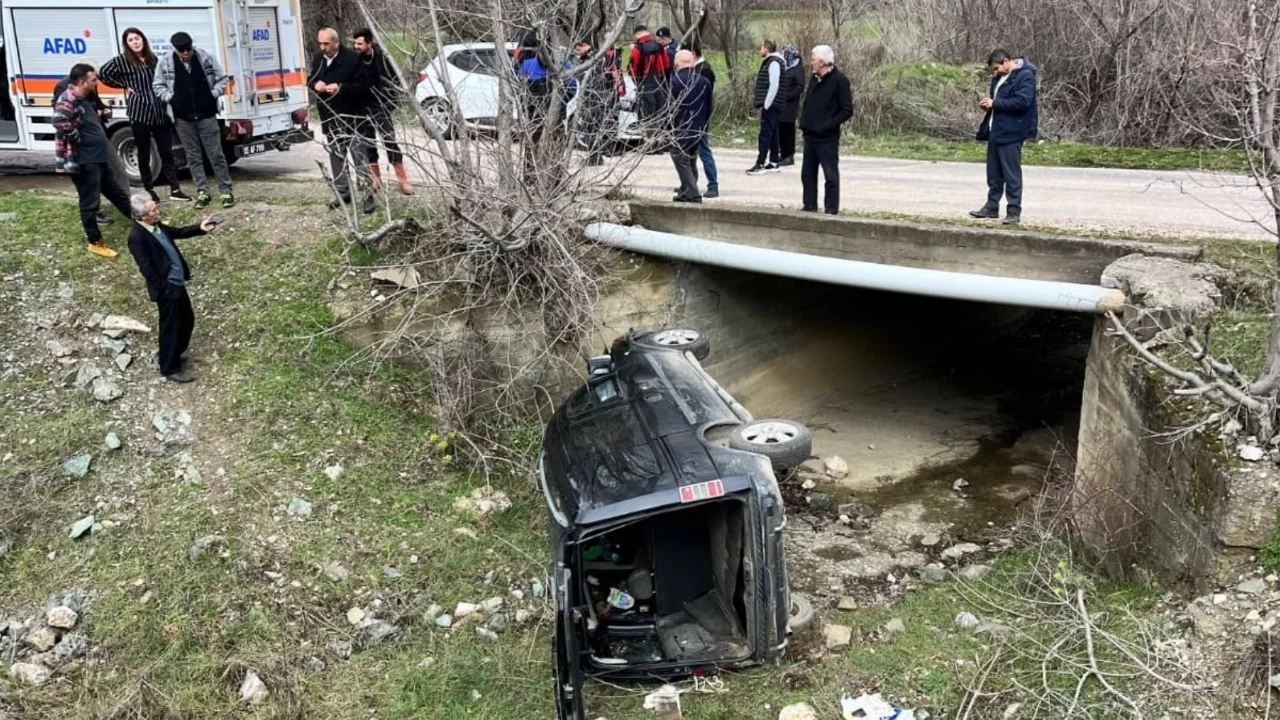 Amasya'da kamyonet menfeze devrildi: 3 kişi yaralandı