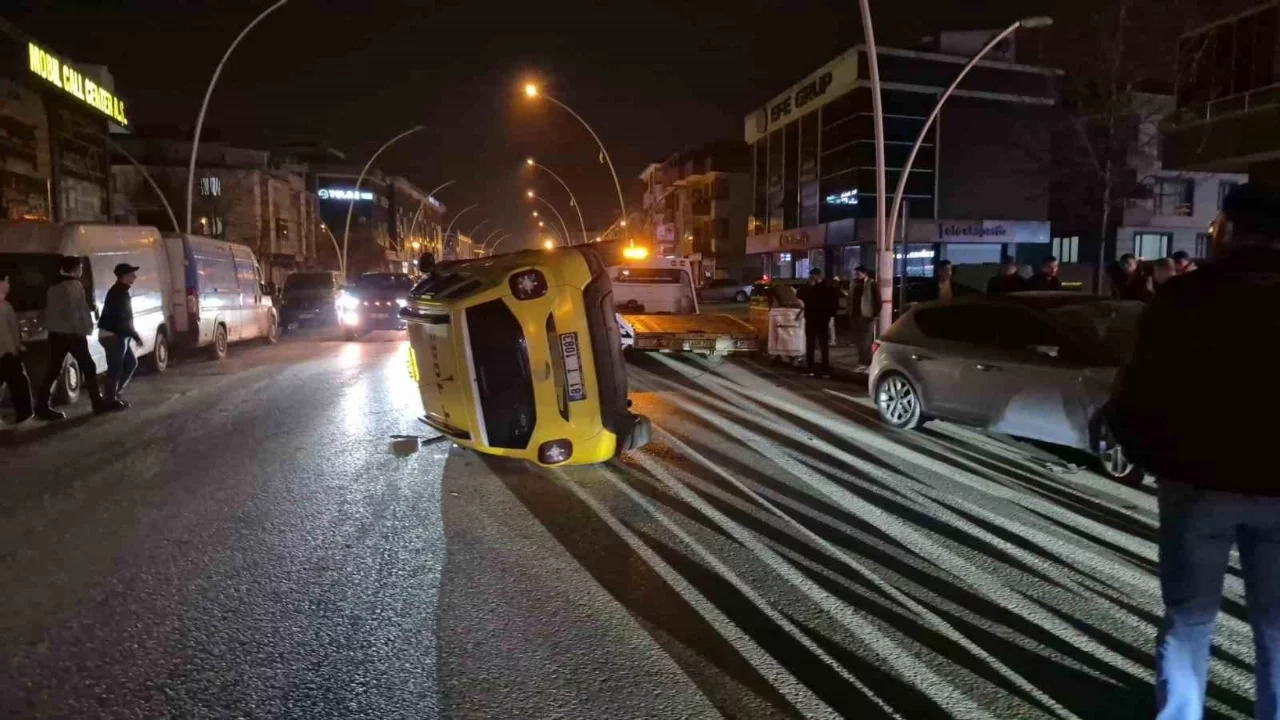 Düzce'de sıkışan trafikte kontrolden çıkan taksi yan yattı