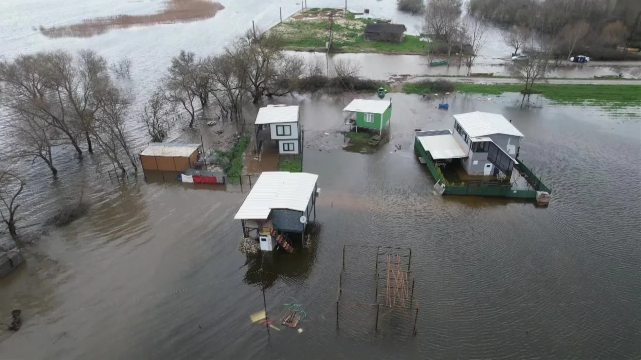 Bursa'da Uluabat Gölü taştı, 'tiny house'lar ve hobi bahçeleri sular altında kaldı
