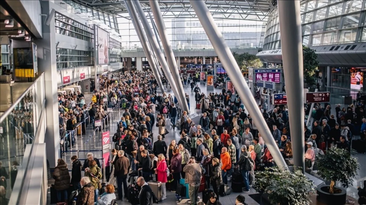 Münih Havalimanı'nda 500 kişi uçaklarda sabahladı