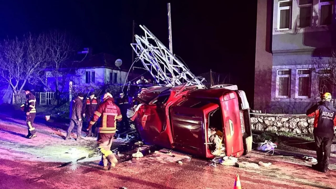 Kamyonet çarptığı elektrik direğini ikiye ayırdı: 1 yaralı