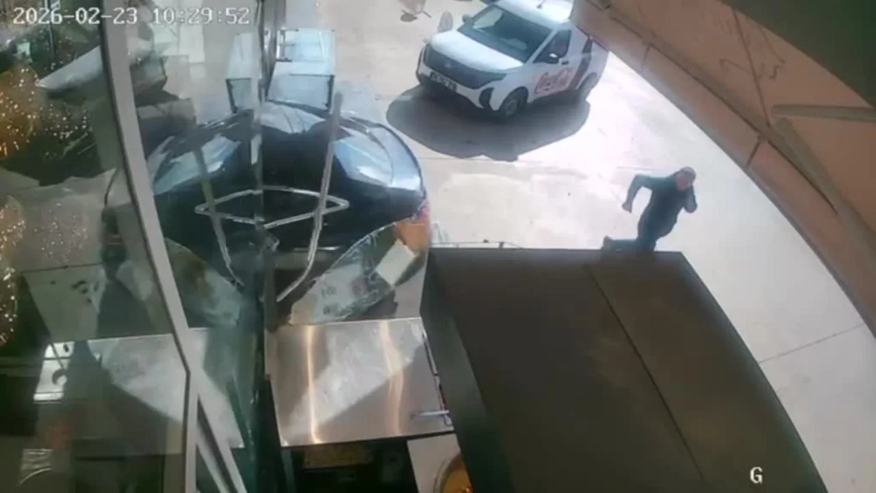 Ankara'da kontrolden çıkan otomobil pastaneye girdi