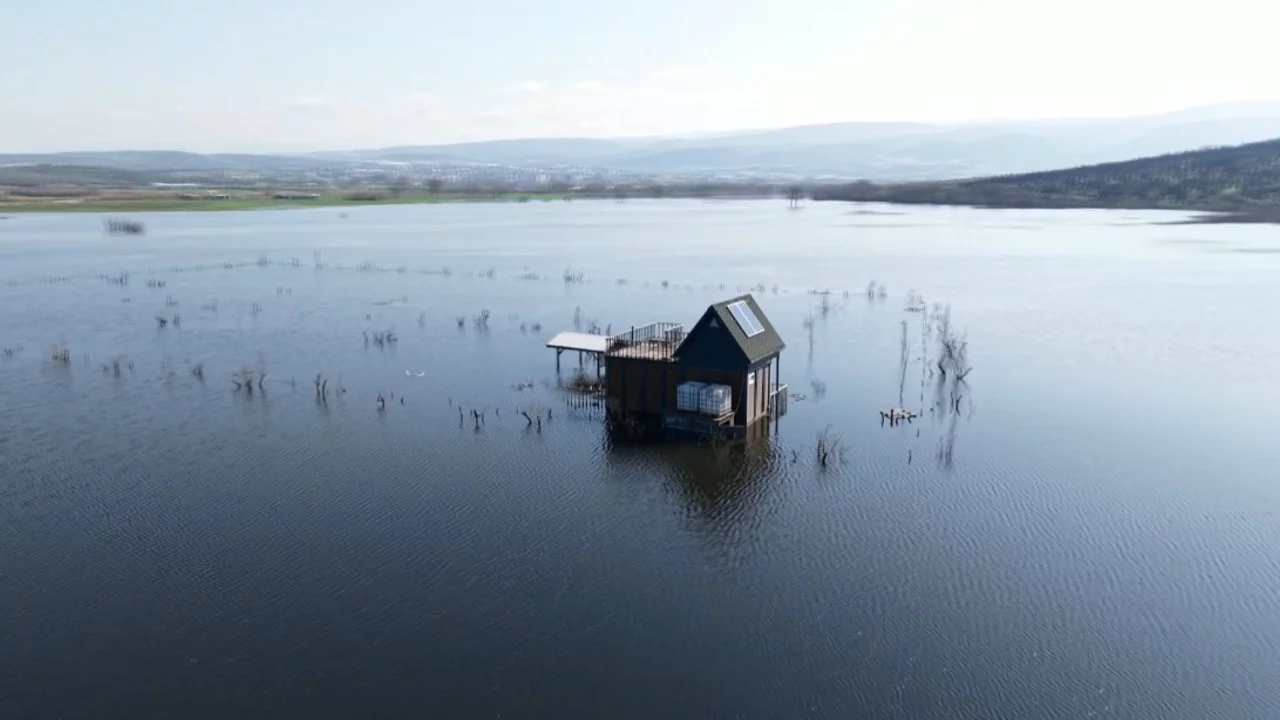 Bursa'da bungalovlar, göl evi oldu