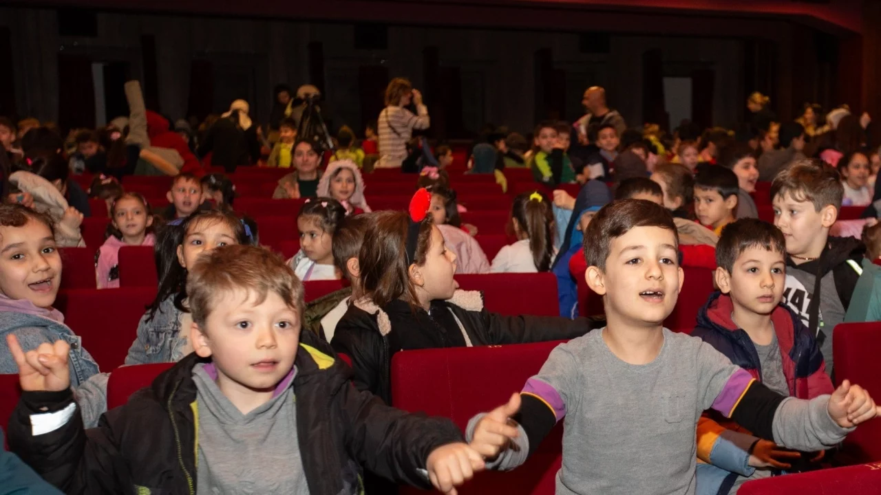 Bursa Büyükşehir Belediyesi, Türk gölge tiyatrosunun simgesi Karagöz'ü çocuklarla buluşturdu