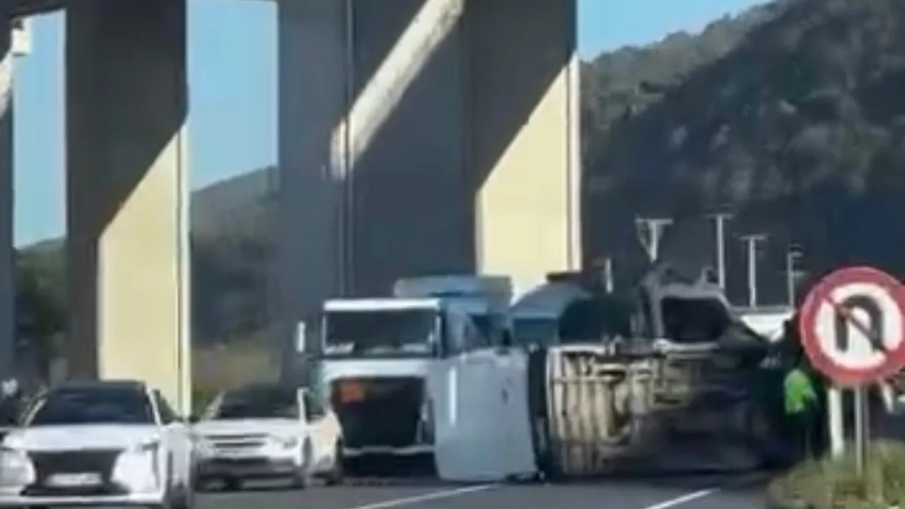 Bursa'da devrilen minibüs, yolun karşısına geçti