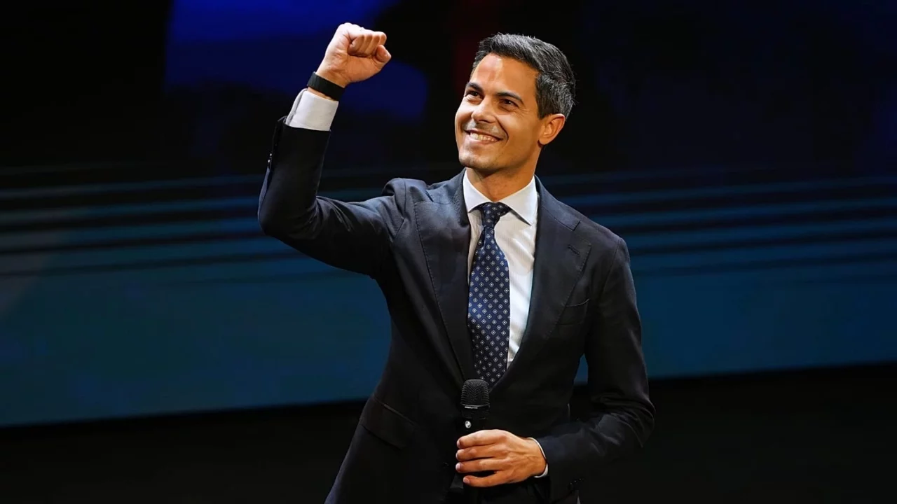 Hollanda'nın en genç ve ilk eşcinsel başbakan göreve başladı