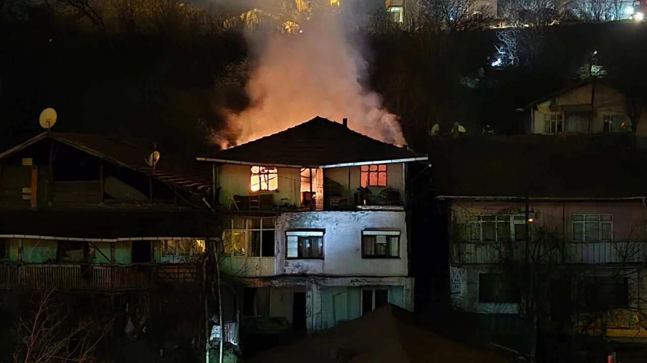 3 katlı binada yangın: Mahsur kalan yaşlı adam kurtarıldı