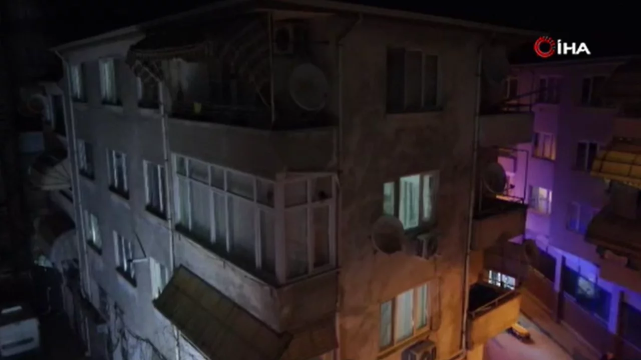 Bursa'da hasarlı apartman tahliye edildi, sokak trafiğe kapatıldı