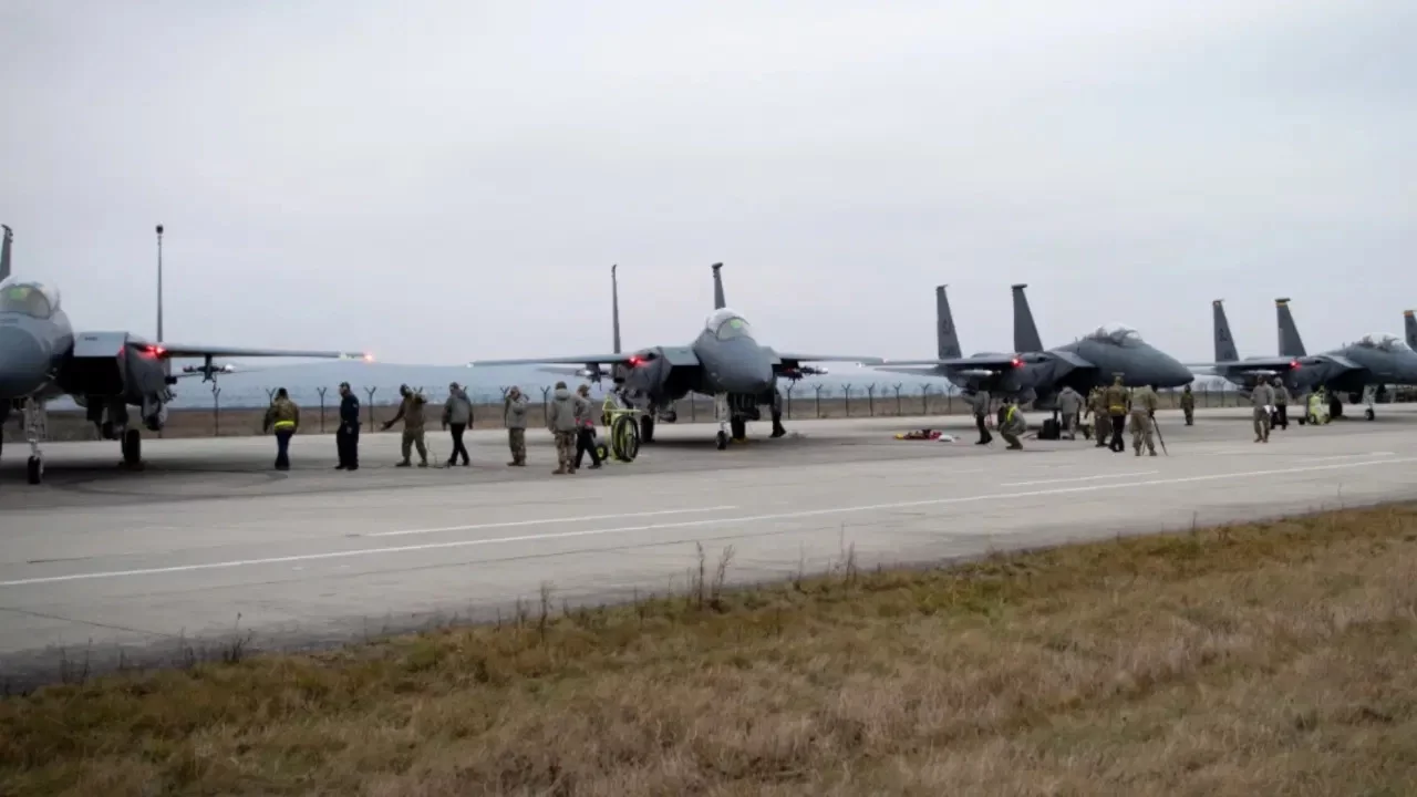 ABD'ye ait 12 adet F-22 tipi savaş uçağının, İsrail'de bir askeri üsse iniş yaptığı belirtildi