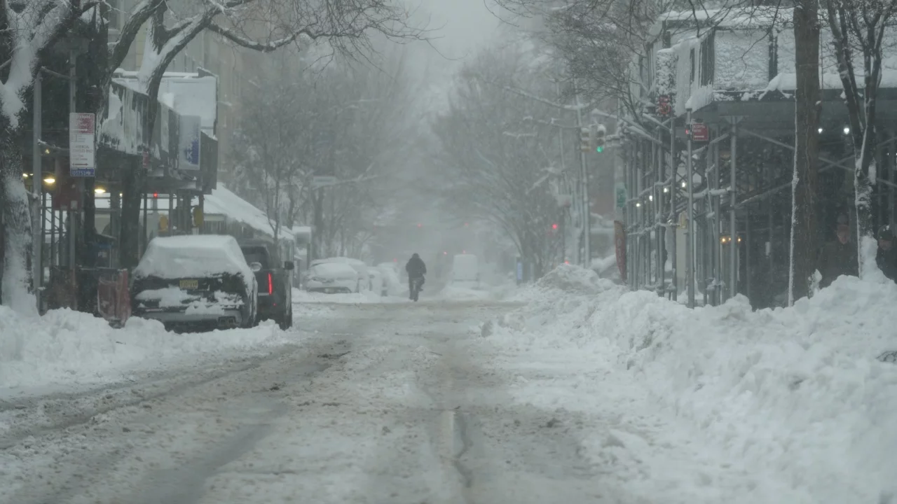 ABD'de kar fırtınası hayatı durma noktasına getirdi