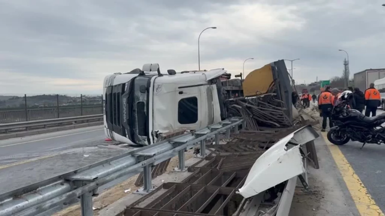 İstanbul'da otomobille çarpışan hafriyat kamyonu devrildi