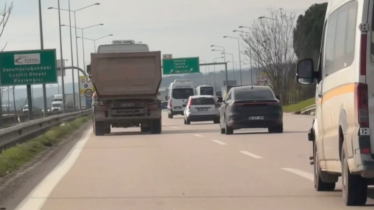 Bursa'da sol şeritte hafriyat kamyonu tehlike saçtı