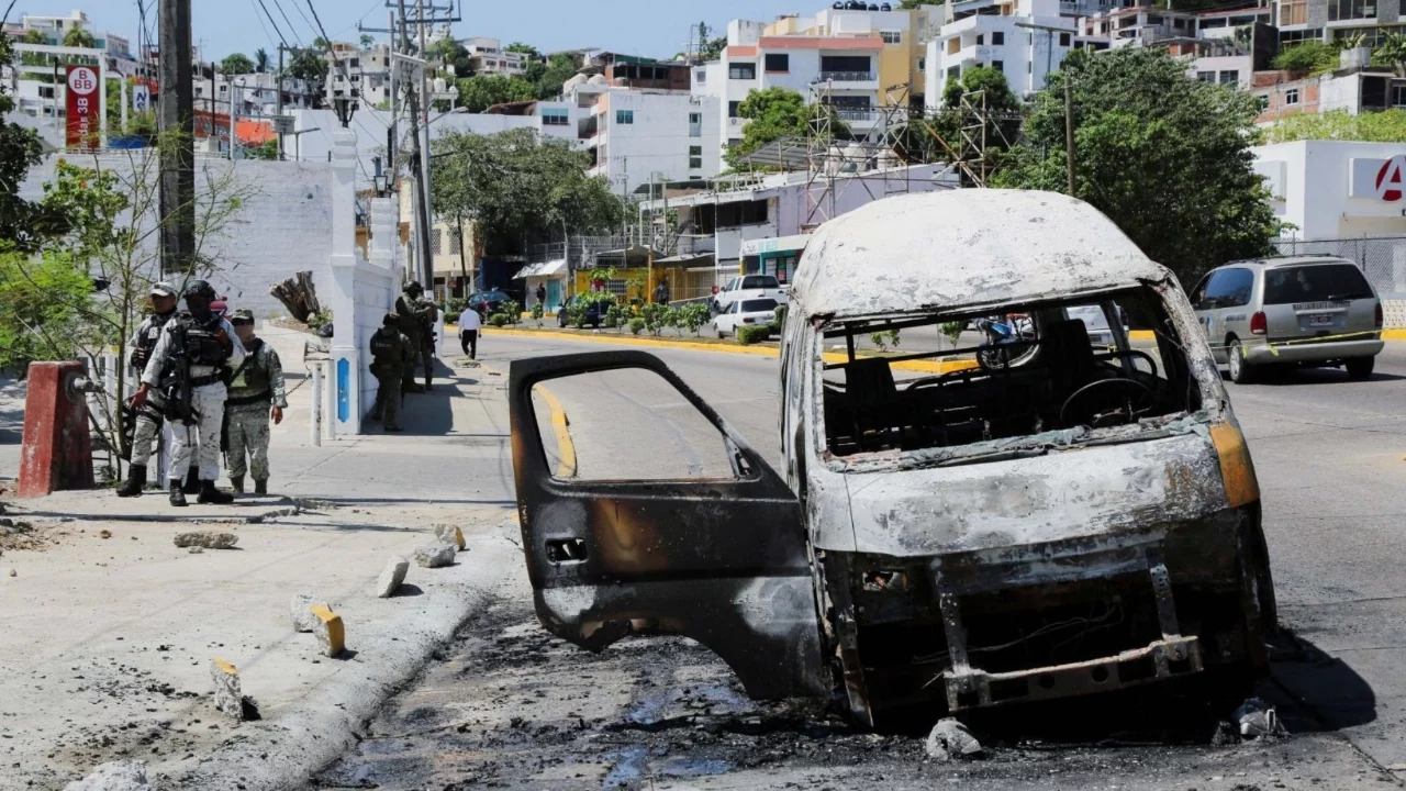 Meksika'da sokaklar savaş alanına döndü, onlarca ölü var!