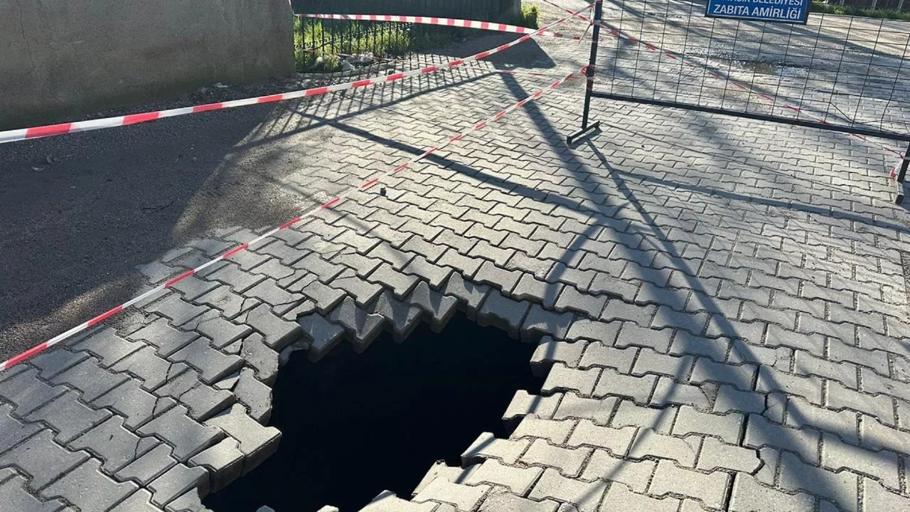 Çanakkale'de yol çöktü, dev çukur oluştu