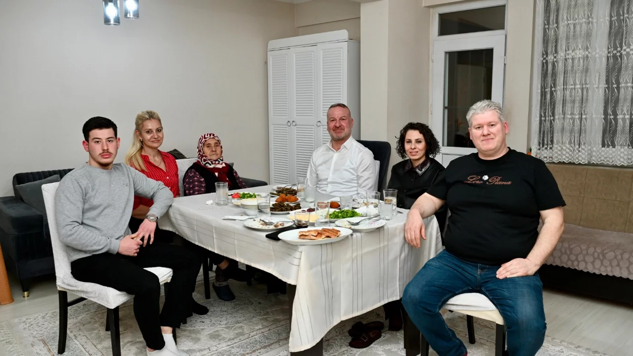 Karacabey Belediye Başkanı Fatih Karabatı, gönül sofrasında buluştu