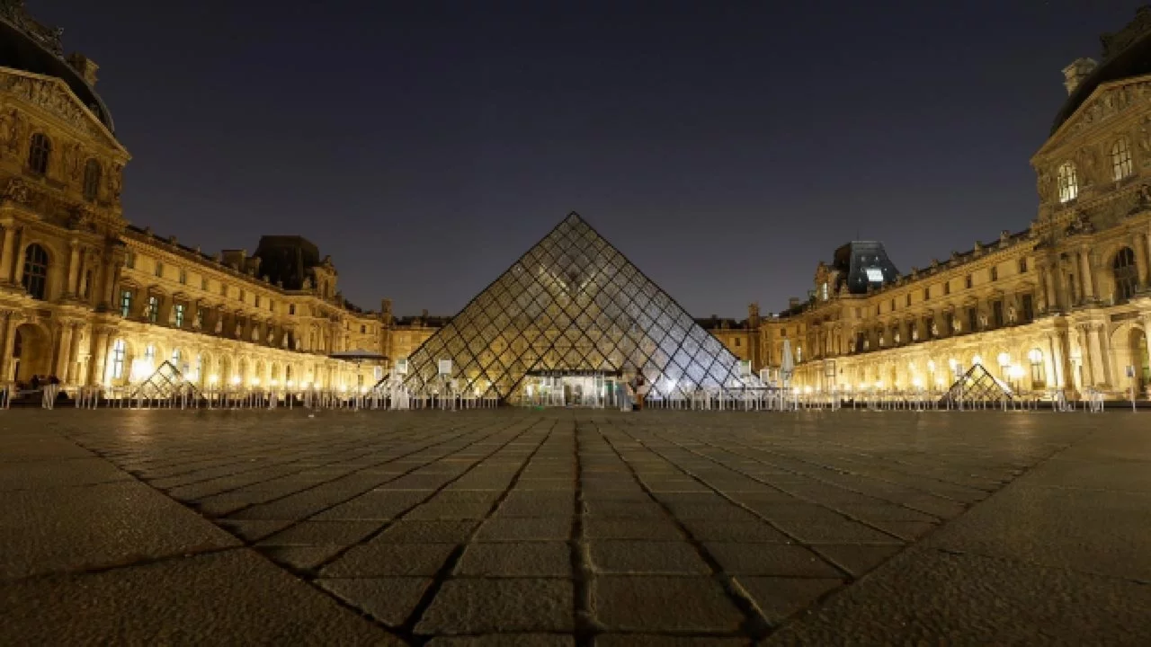 Macron, Louvre Müzesi'nin başına yeni bir isim atadı