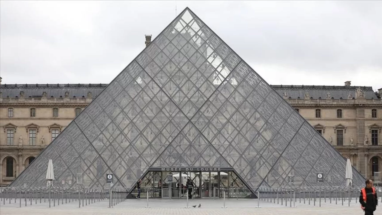 Macron, Louvre Müzesi'nin başına yeni bir isim atadı
