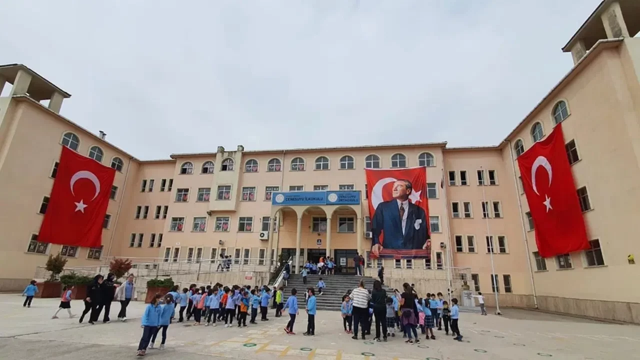 'İlahili' teneffüs ziline tepki göstermişti... Velinin, gözaltına alındığı ortaya çıktı