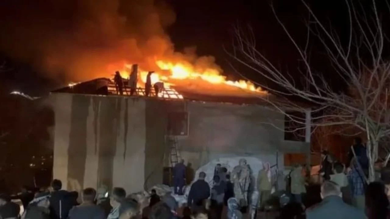 Evin çatısı alev alev yandı köylüler kovalarla tankere su taşıdı