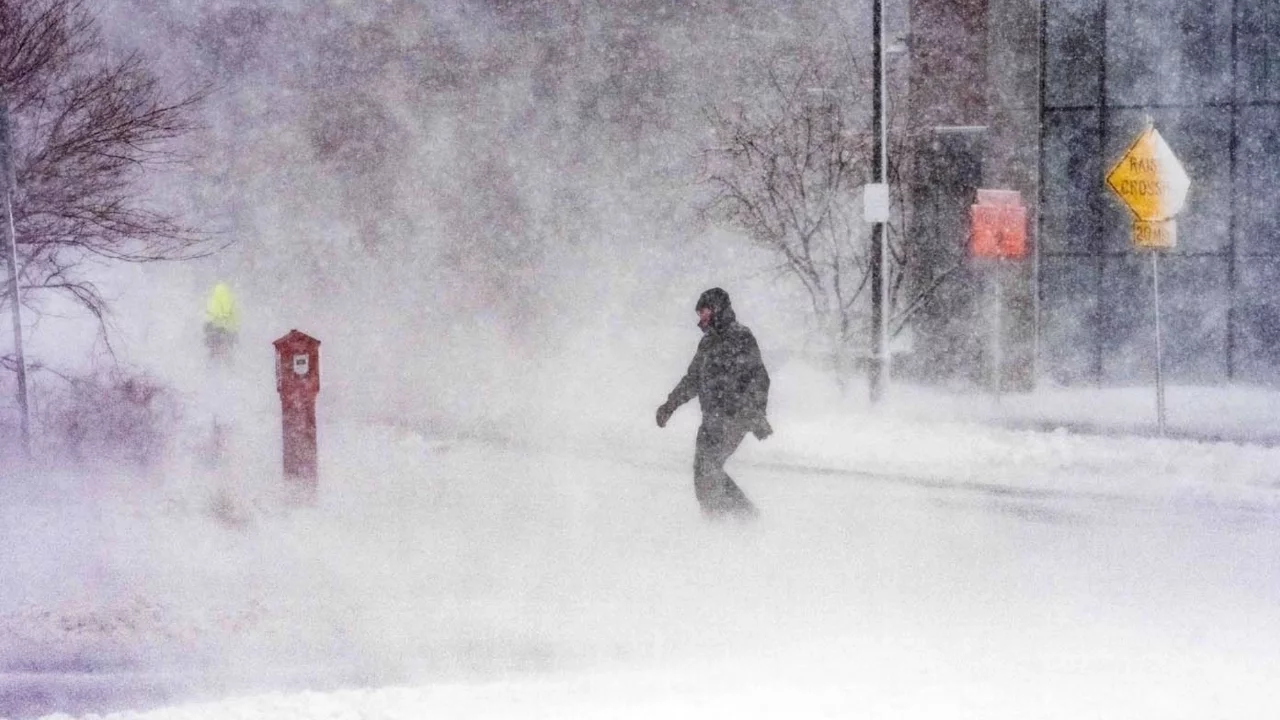 ABD'de kar hayatı durdurdu: 1 metreye yaklaştı
