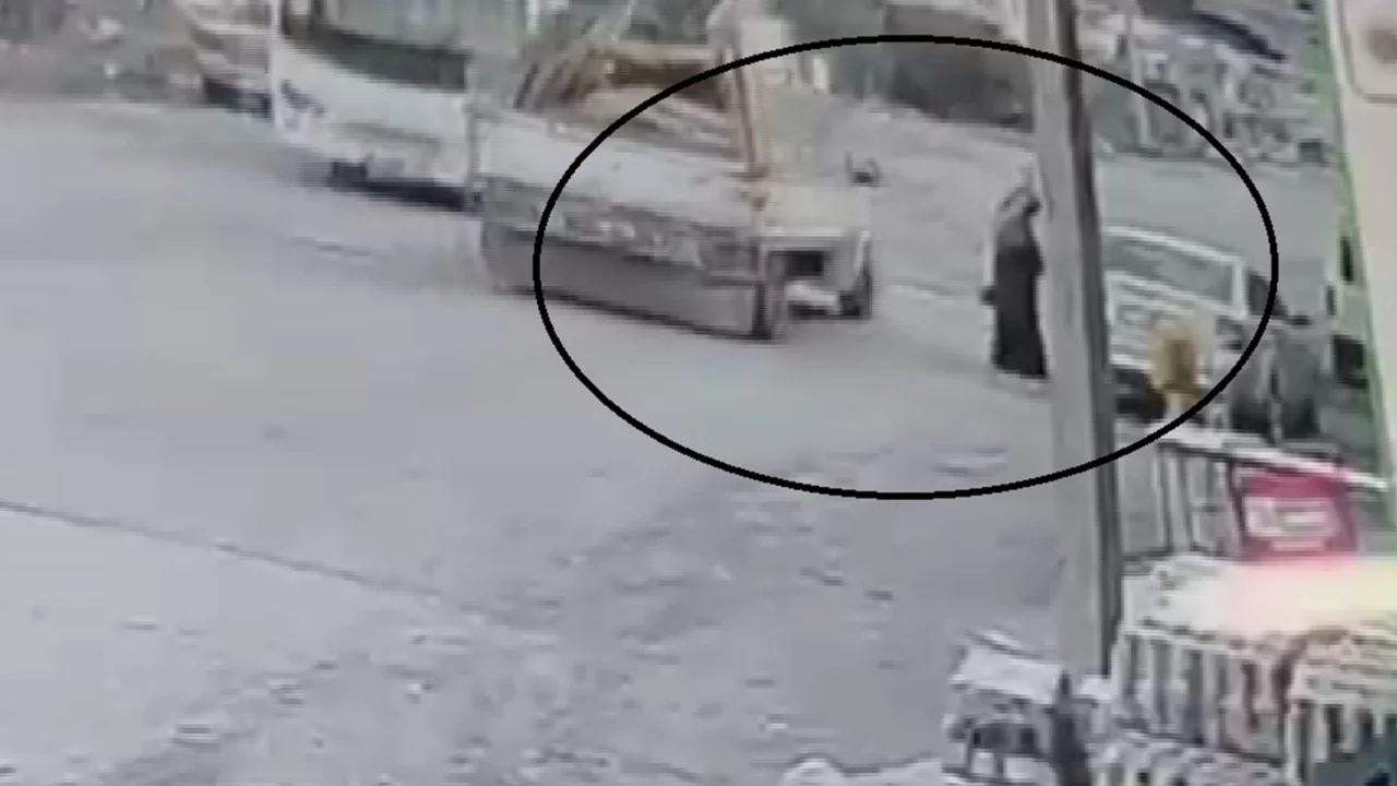 Seyir halindeki pikabın açılan kapağı kadının kafasına çarptı