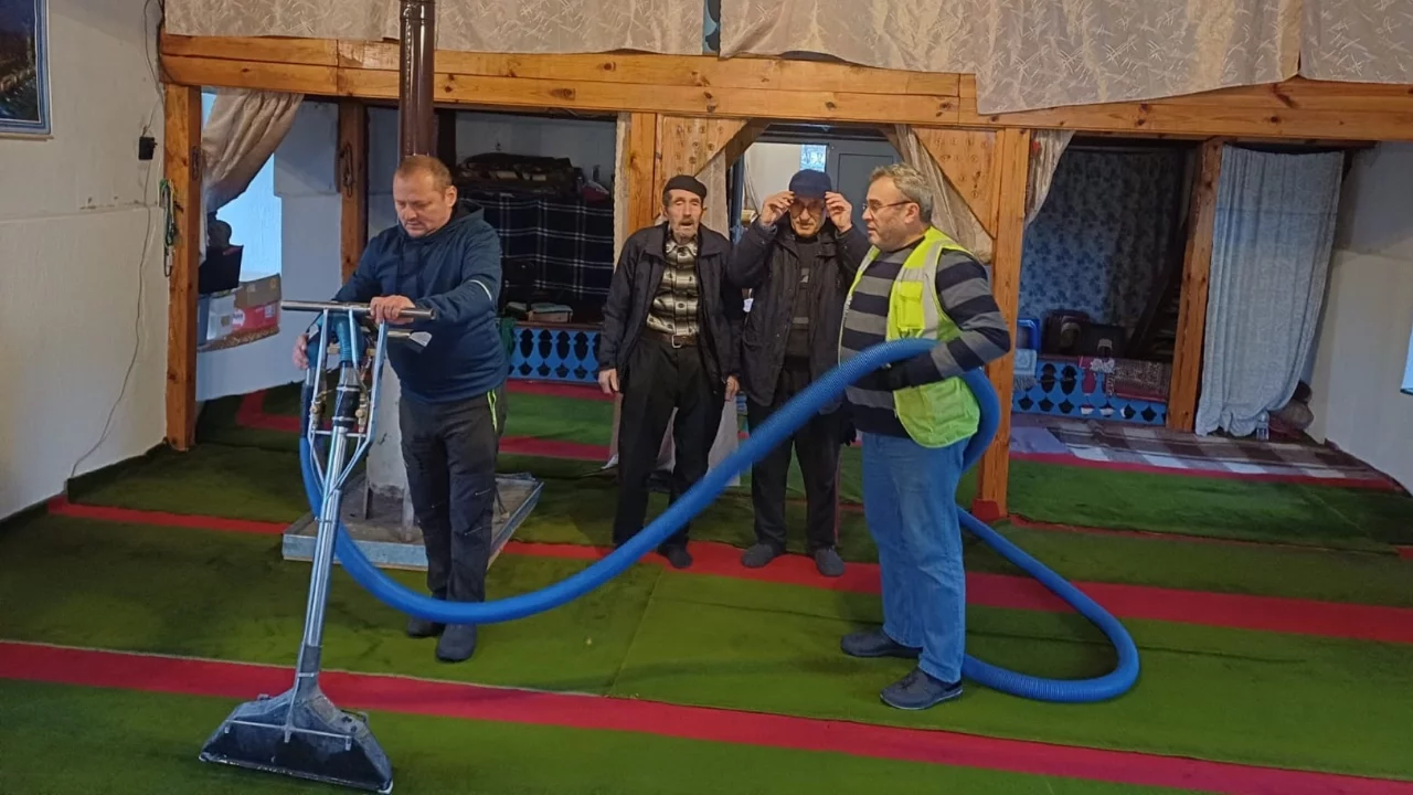 Bursa Büyükşehir Belediyesi'nden Balkanlardaki camilerde Ramazan temizliği