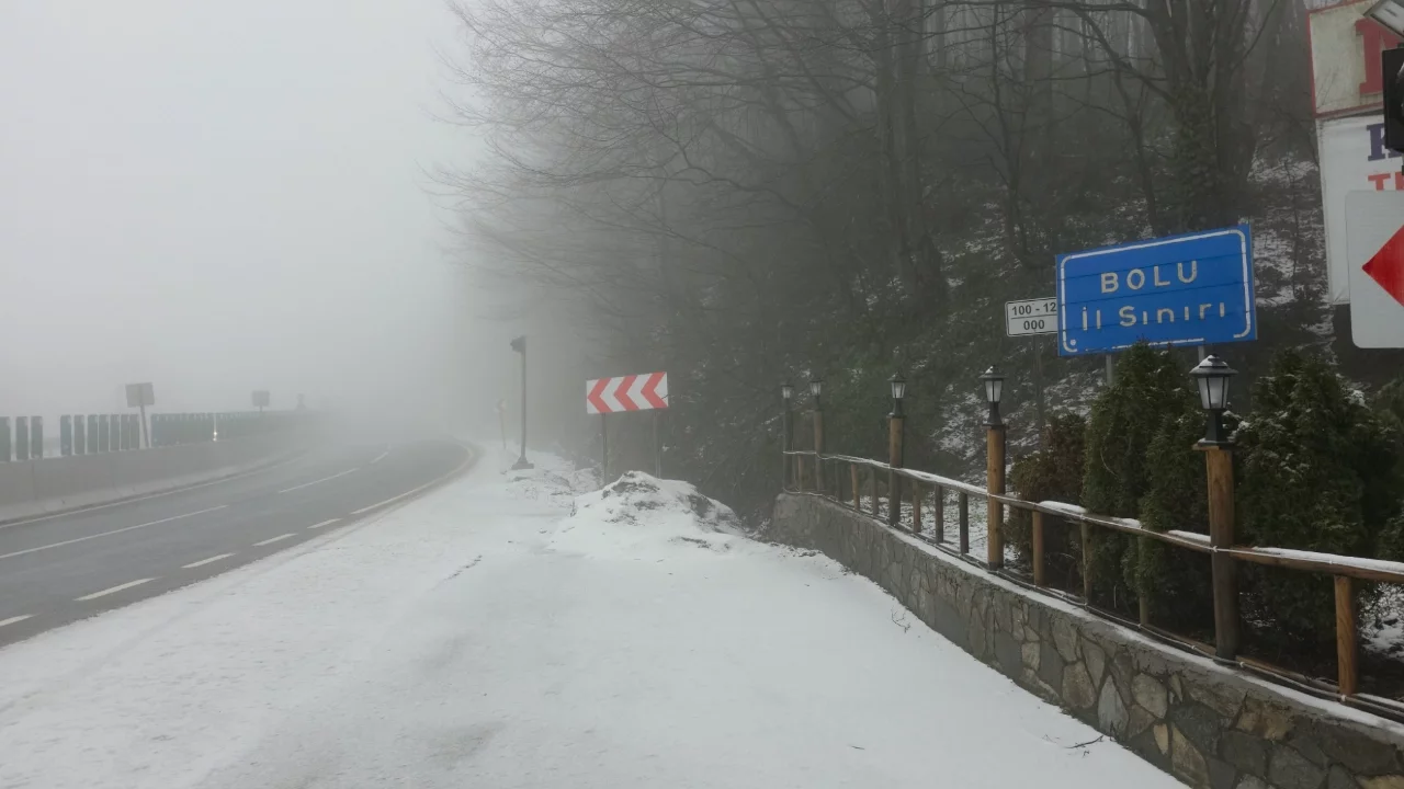 Bolu Dağı'nda hafif kar yağışı ve sis etkili oluyor