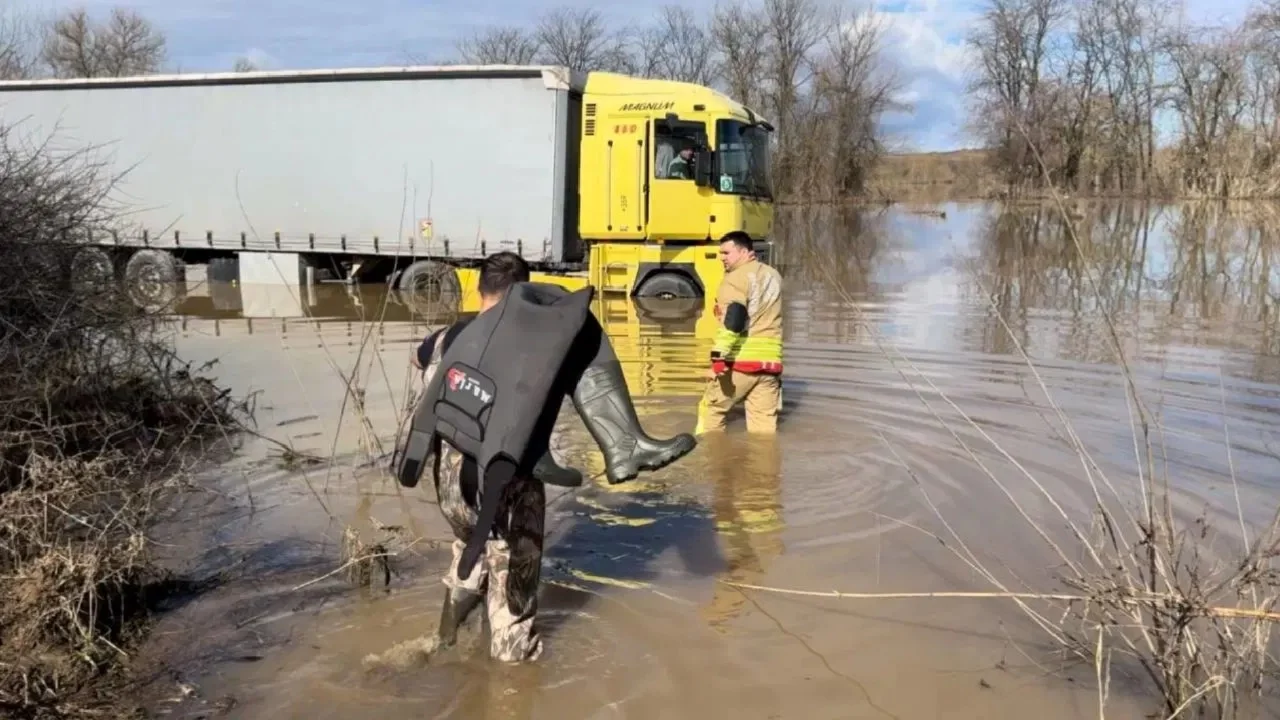 Tunca Nehri taştı, 3 gün mahsur kalan tır sürücüsü kurtarıldı