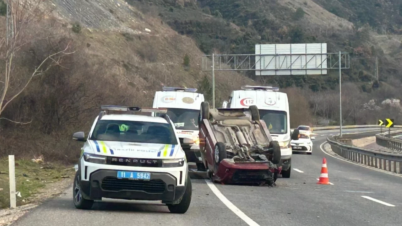Bilecik'te hafif ticari araç devrildi: 4 yaralı