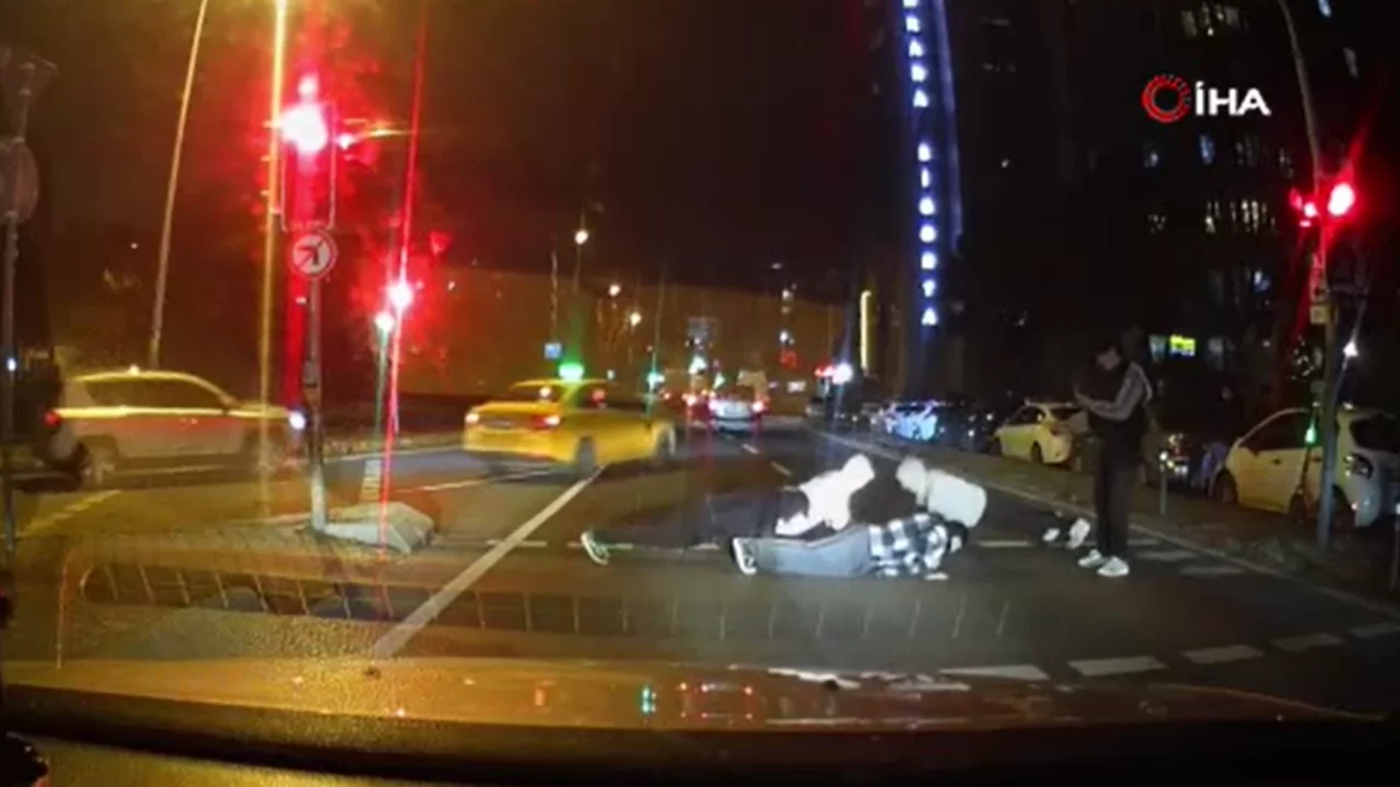 İstanbul'da kırmızı ışıkta yola atlayıp şınav çektiler