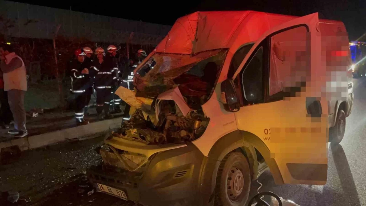 Panelvan araç tıra ok gibi saplandı: 2 ağır yaralı