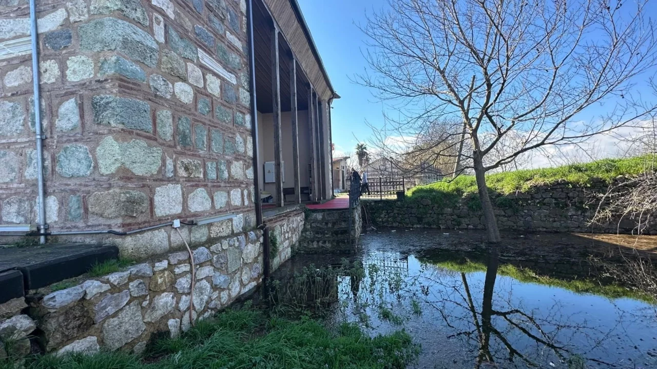 Uluabat Gölü'nün suları 625 yıllık tarihi camiyi tehdit ediyor